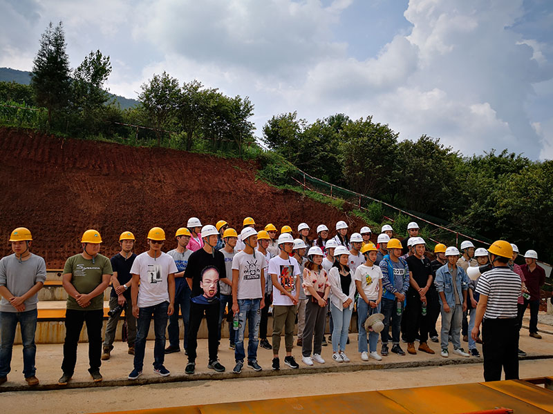 1532069785138691.jpg 項目副經(jīng)理郎驍為新員工詳細(xì)介紹項目情況.jpg