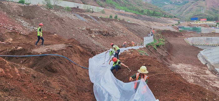 1562727402224109.jpg 項(xiàng)目部人員和現(xiàn)場(chǎng)施工人員共同參與到演練中來(lái).jpg