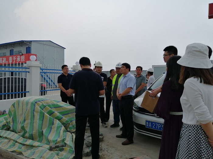 1565665249705893.jpg 李景春聽(tīng)取項(xiàng)目進(jìn)度匯報(bào).jpg