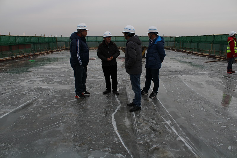 1576726361415170.jpg 夏雙仁檢查施工現(xiàn)場(chǎng).JPG