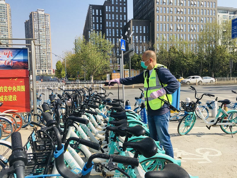 1584579375114038.jpg 對共享單車進(jìn)行消毒.jpg