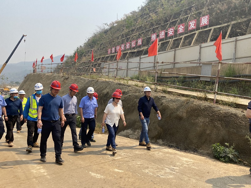 1585301637323039.jpg 實(shí)地查看6#承臺(tái).jpg