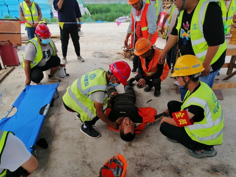 1592971796554422.jpg 德州慶云項(xiàng)目觸電應(yīng)急演練救治受傷人員.jpg