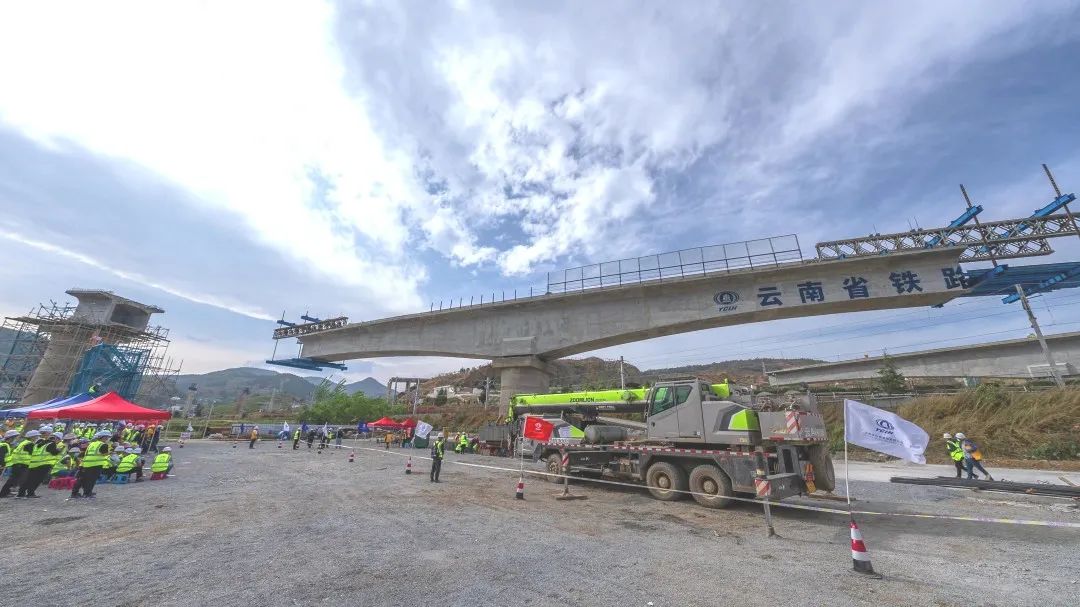 1650593648202146.jpg 2022-04-13-祥云財(cái)富鐵路專(zhuān)用線茨坪村特大橋20號(hào)墩柱轉(zhuǎn)體成功(3).jpg