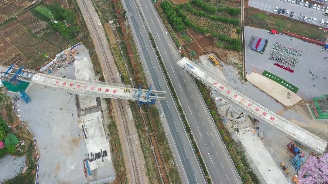2022-04-18-國(guó)內(nèi)首座！祥云財(cái)富工業(yè)園區(qū)鐵路專(zhuān)用線(xiàn)茨坪村特大橋轉(zhuǎn)體成功（21號(hào)墩轉(zhuǎn)體中）.jpg