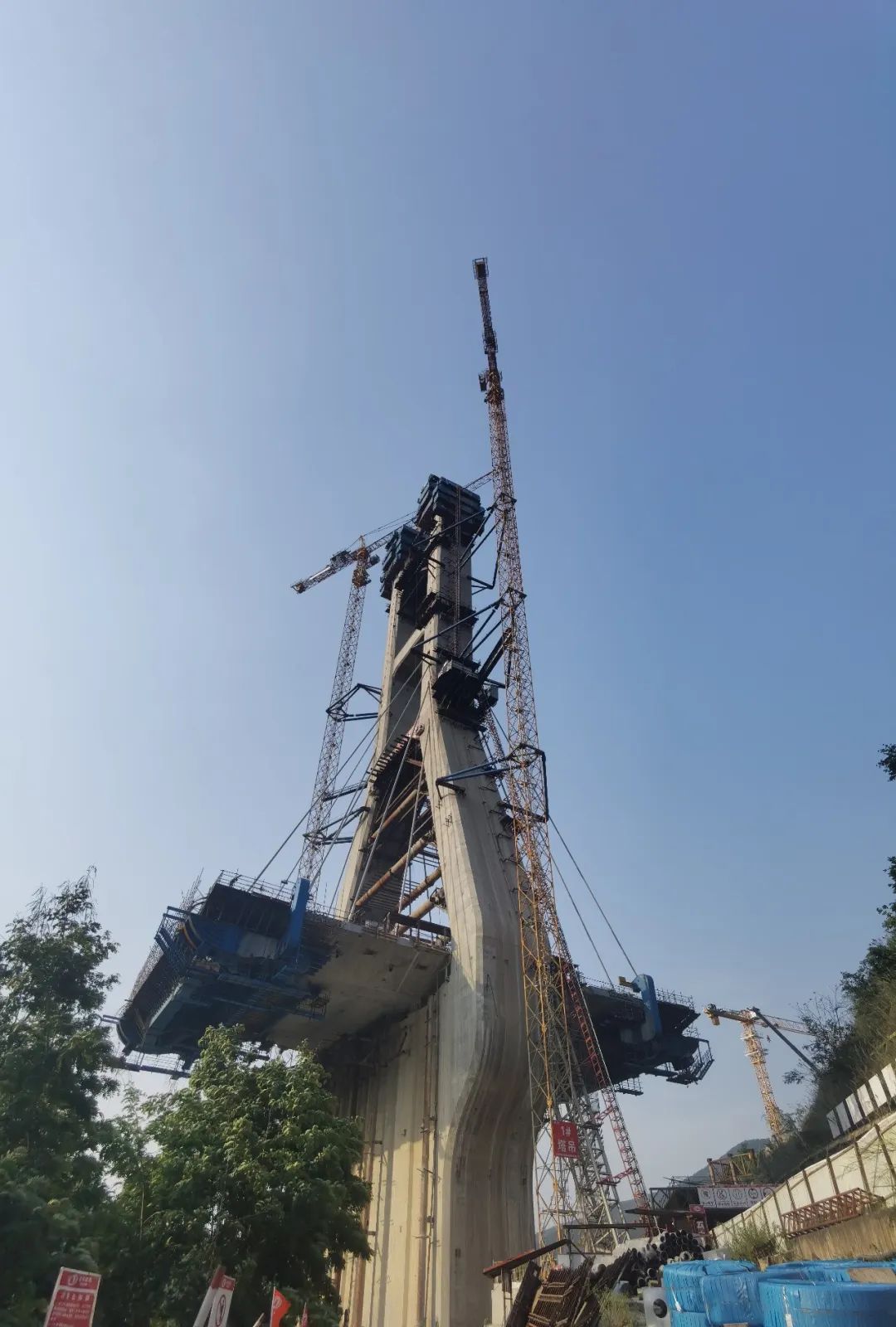 1654735988647016.jpg 2022-06-04-省內(nèi)最寬混凝土懸澆箱梁結(jié)構(gòu)大橋順利封頂1.jpg