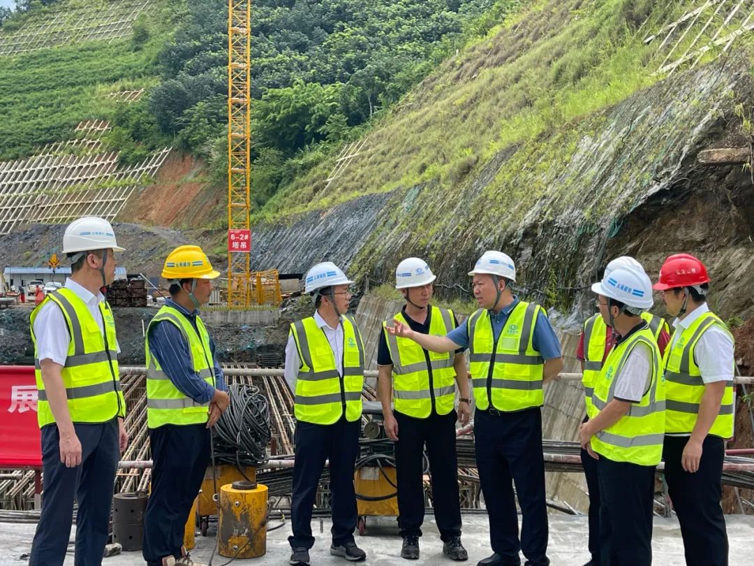 陳祖軍一行到景洪市神秘谷瀾滄江大橋項(xiàng)目調(diào)研2.jpg