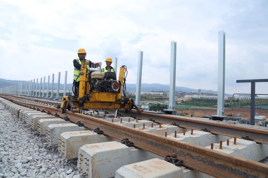 1662034700885666.jpg 祥云財(cái)富鐵路專用線正線鋪軌完成!3.jpg