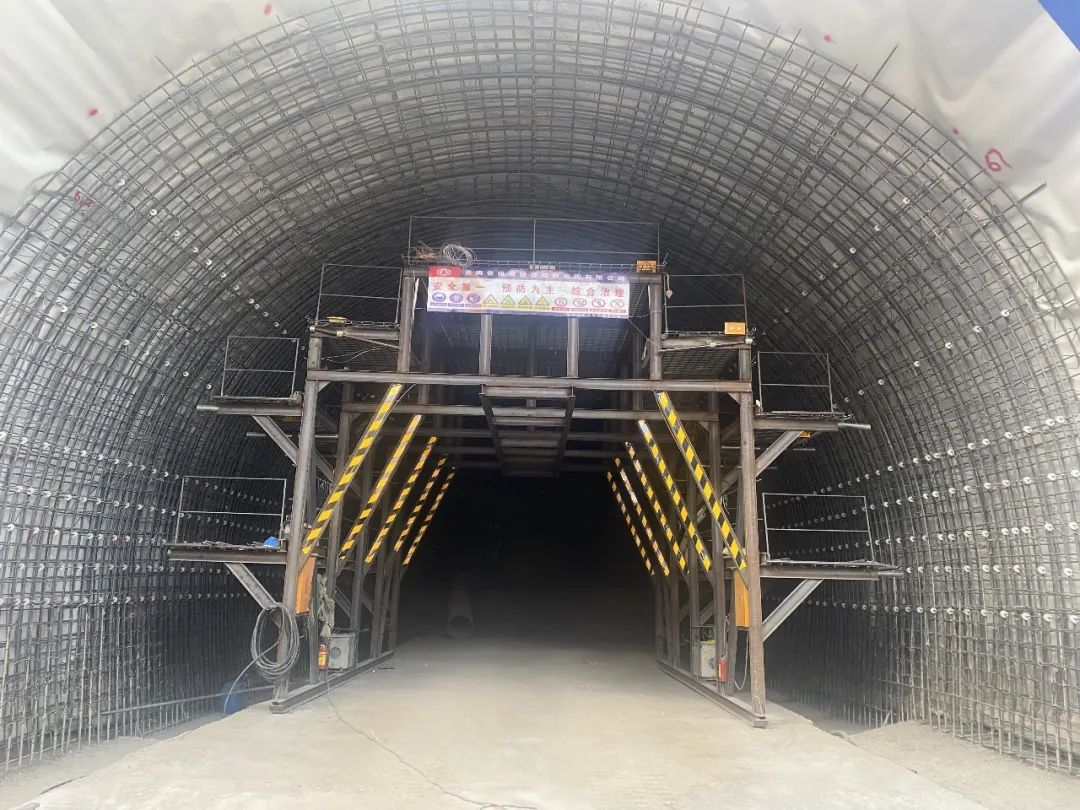 1677805079933754.jpg 2023-2-27-賓鶴高速黃坪3號隧道首模二襯順利完成澆筑.jpg