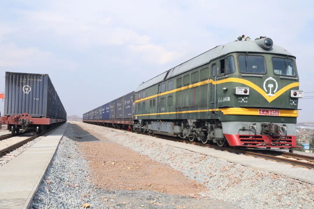 1678757339742163.jpg 2023-3-13-祥云鐵路專(zhuān)用線首批訂單進(jìn)站1.jpg